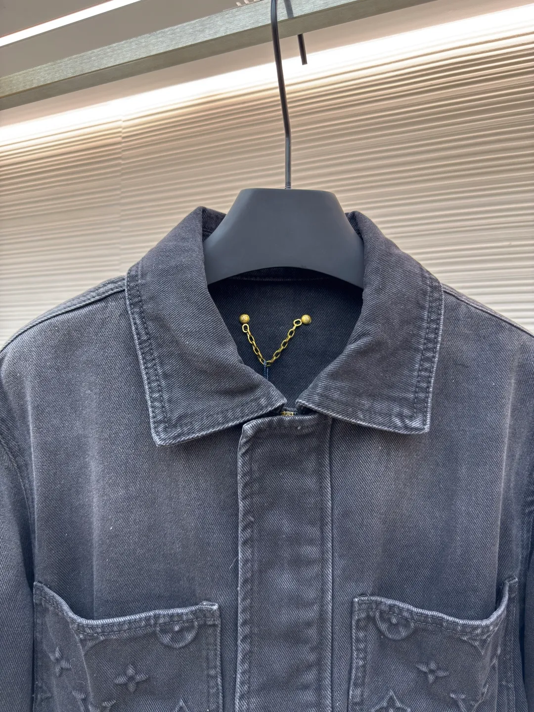 LOUIS VUITTON embossed pocket denim jacket ●Authentic product: Purchased and developed by 14219 ●Item number: 1680246-B95 ●Fabric: Denim denim fabric ●Technology: Heavy industrial washing ●Version: Fitted version ●Size: 46-48-50-52 ●Weight: about 1035g ●Description: The overall wiring is straight and delicate, the fabric is comfortable and soft, the color is consistent and there is no color difference